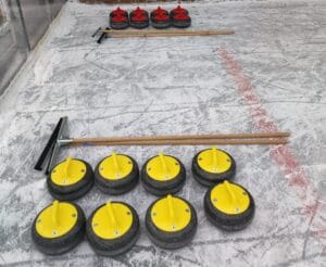 Collega's gaan gezellig de curling clinic Scheveningen doen op de ijsbaan van Kurhaus als bedrijfsuitje