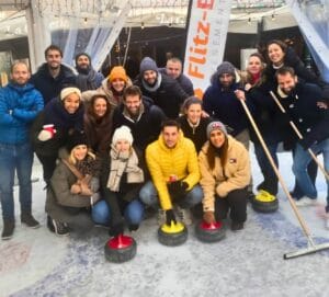 Curling clinic Scheveningen op de ijsbaan Kurhaus, gezellig bedrijfsuitje met teamactiviteit en samenwerking