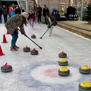 Gezellige curling clinic Scheveningen op de ijsbaan Kurhaus, ideaal voor teambuilding en bedrijfsuitjes