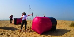 Archery Tag zorgt voor spanning, samenwerking en plezier tijdens een bedrijfsuitje aan zee.