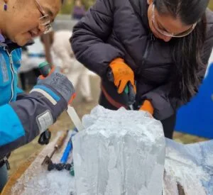 Collega’s creëren unieke ijskunstwerken tijdens een creatieve workshop ijssculpturen Scheveningen, een bedrijfsuitje vol samenwerking en plezier
