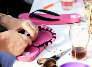 Slippers versieren in Scheveningen tijdens een vrolijk teamuitje vol creativiteit en zomerse gezelligheid