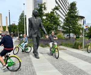 Fietstocht Scheveningen als sportief bedrijfsuitje, langs boulevard, haven en iconische plekken aan zee.