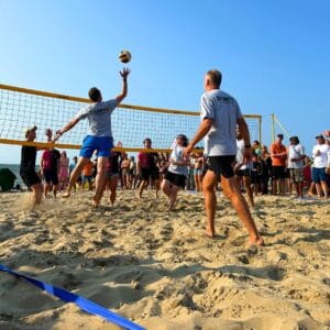 Actief bedrijfsuitje vol energie met een spannend Beach volleybal Scheveningen toernooi