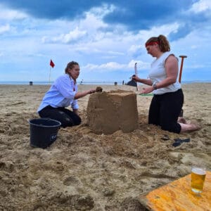 Creatief bedrijfsuitje zandsculpturen Scheveningen, kunstwerk bouwen op het strand.