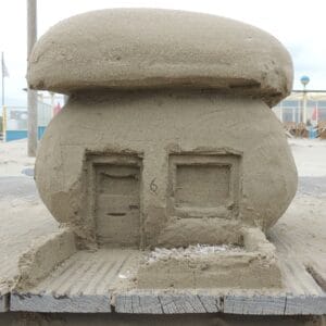 Collega’s creëren samen indrukwekkend kunstwerk tijdens de workshop Zandsculpturen Scheveningen op het strand.