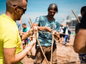 Collega’s nemen het tegen elkaar op tijdens een spannend Robinson Crusoe Scheveningen bedrijfsuitje vol strandproeven en teambuilding.