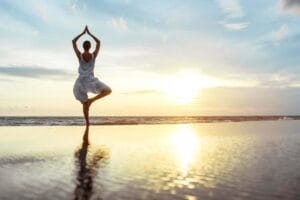 Yoga in Scheveningen als rustgevend bedrijfsuitje aan zee, met focus op ademhaling, balans en ontspanning.