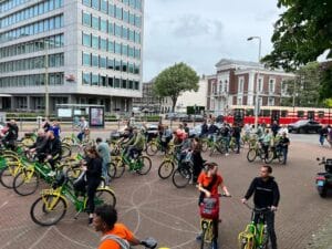 Collegaβs verkennen samen de highlights van Scheveningen tijdens een actieve en gezellige fietstocht Scheveningen als bedrijfsuitje.