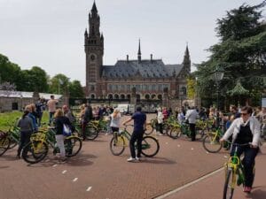 Grote groep fietstocht Scheveningen tijdens een bedrijfsuitje vol beweging, frisse lucht en teamgevoel.