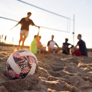Teamspirit en competitie tijdens een Beach volleybal Scheveningen toernooi voor bedrijven